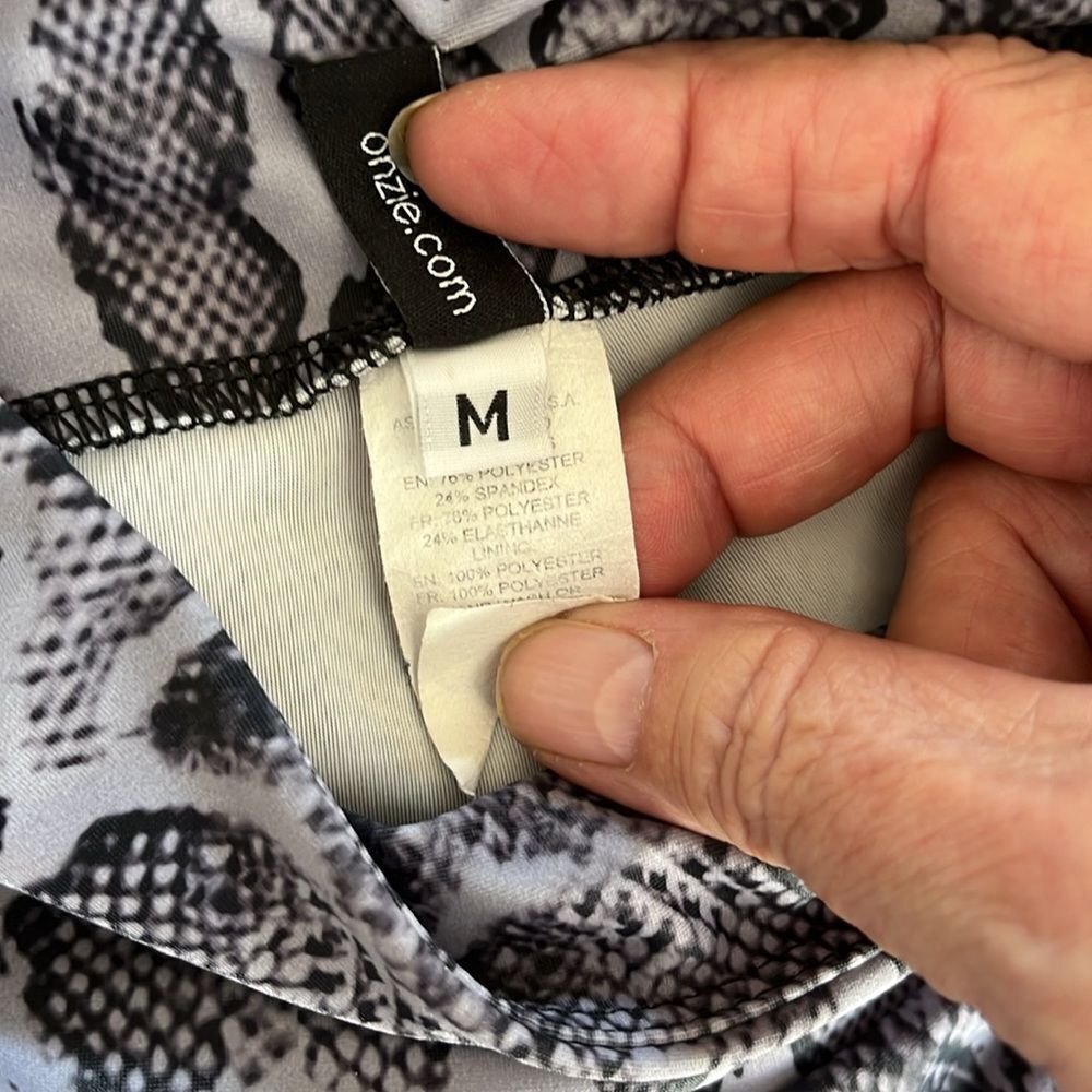Onzie Leggings Size M Gently used Gray Snakeskin - Picture 4 of 6